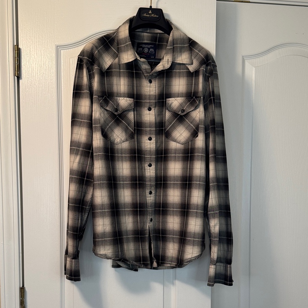 American Eagle Outfitters Black and White Plaid Casual Button Down Shirt